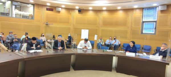 "דורשים פרוייקטור לניהול המערכה על שטחי C"