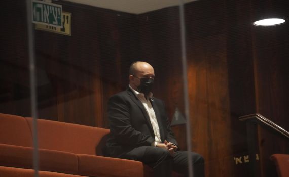 צפו: נתניהו רץ להצביע, גנץ ובנט ביציע המבודדים