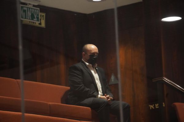 צפו: נתניהו רץ להצביע, גנץ ובנט ביציע המבודדים