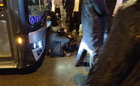 עשרות חרדים חסמו את צומת בר אילן