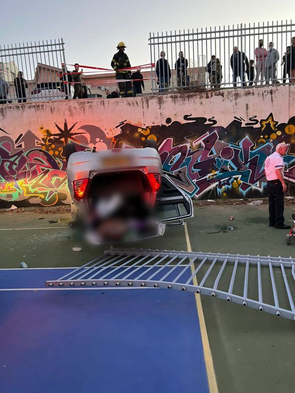 אשדוד: רכב נפל לתוך חצר בית ספר