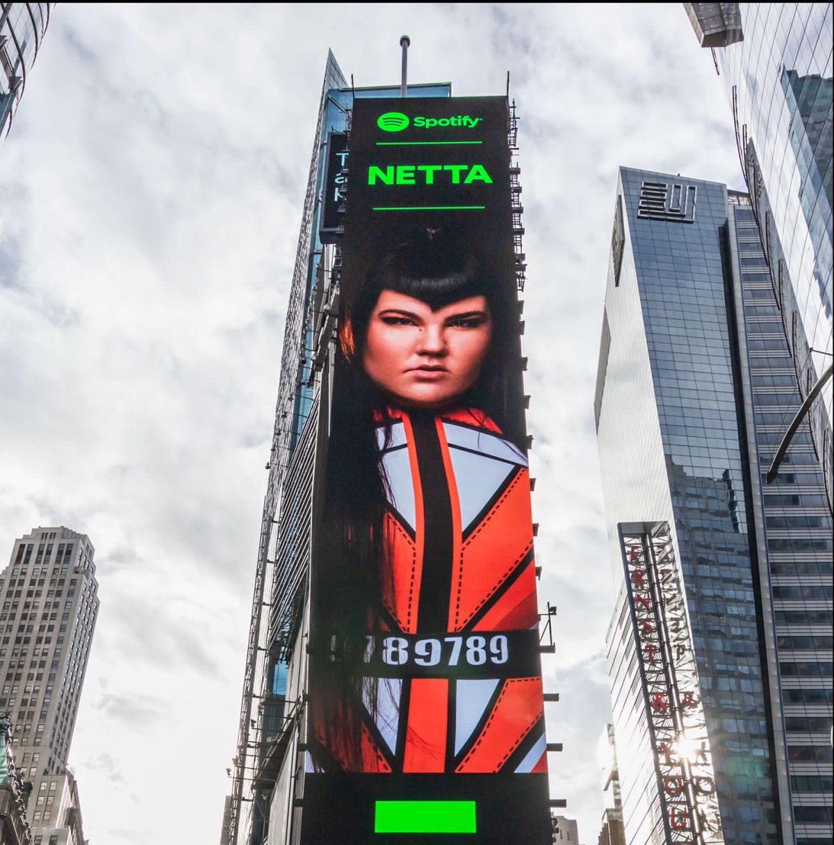 כוכבת: נטע ברזילי בטיימס סקוור