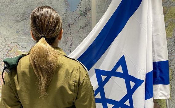 לראשונה: קצינה תמונה למזכירה הצבאית של הנשיא
