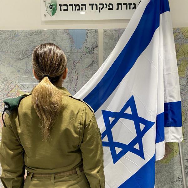 לראשונה: קצינה תמונה למזכירה הצבאית של הנשיא