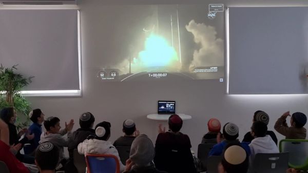 כבוד: הניסוי של תלמידי הישיבה שוגר לחלל • צפו