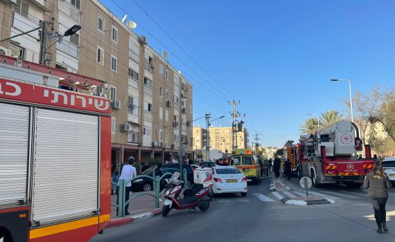 שריפה בדימונה: 3 לכודים חולצו מהמבנה הבוער