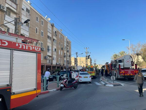 שריפה בדימונה: 3 לכודים חולצו מהמבנה הבוער