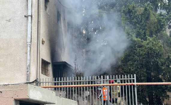 חשש ללכוד בשריפה במבנה בחיפה, כוחות כיבוי במקום