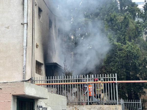 חשש ללכוד בשריפה במבנה בחיפה, כוחות כיבוי במקום