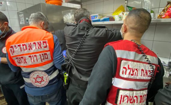 ידו של פועל במסעדה נלכדה במטחנת בשר, מצבו קשה