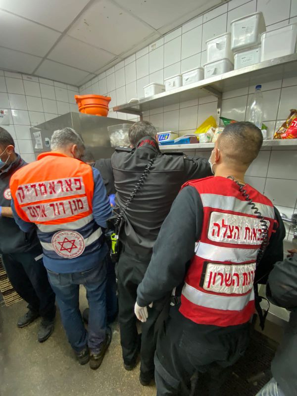 ידו של פועל במסעדה נלכדה במטחנת בשר, מצבו קשה