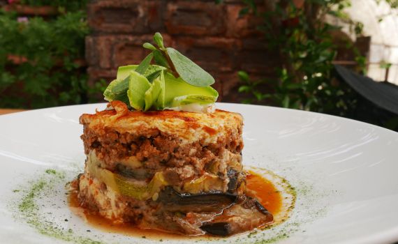 שכבות של שלמות: מוסקה בשר משגעת לשבת