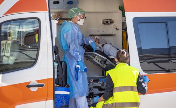 איטליה: מתנגד החיסונים המפורסם מת מקורונה