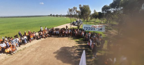 תלמידות אולפנת נווה דקלים חוזרות לגוש קטיף