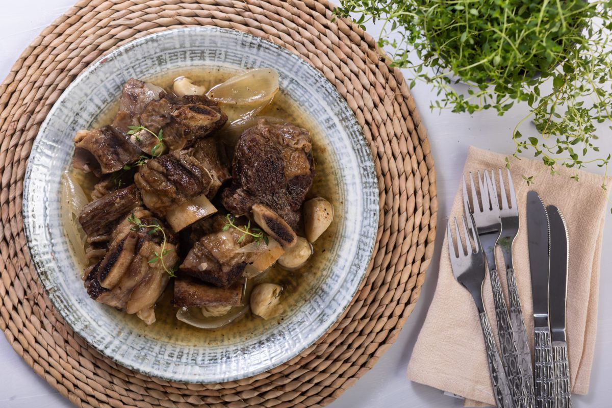 חורפי ומנחם: קדרת אסאדו בשום, מייפל ויין לבן