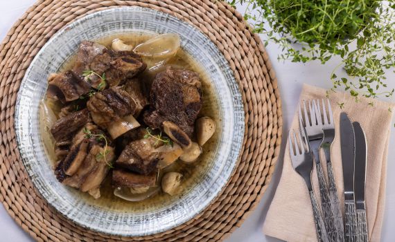 חורפי ומנחם: קדרת אסאדו בשום, מייפל ויין לבן