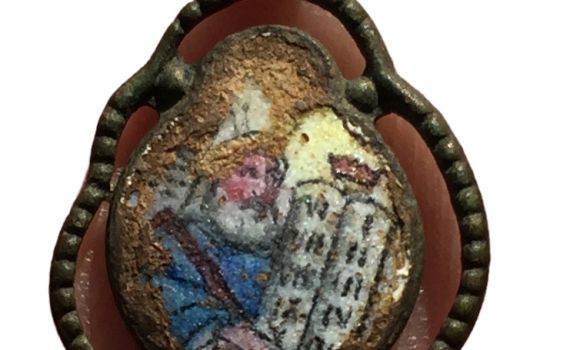 תליוני "שמע ישראל" נחשפו במחנה השמדה בפולין