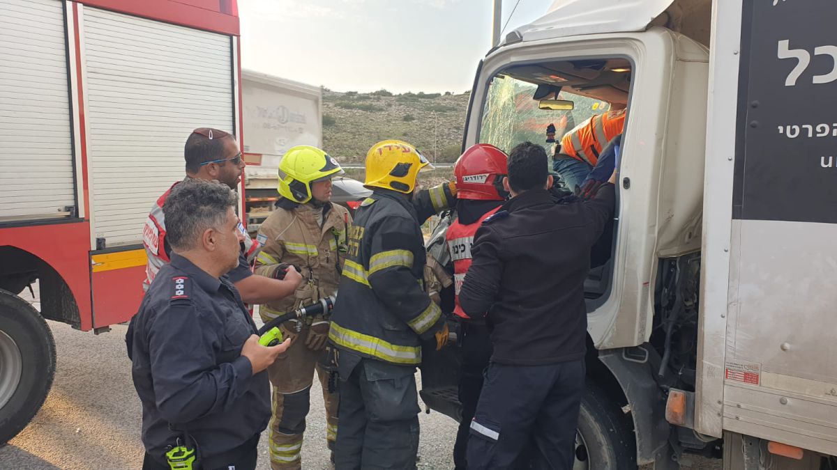 מחלף אורנית: תאונת דרכים בין 2 משאיות