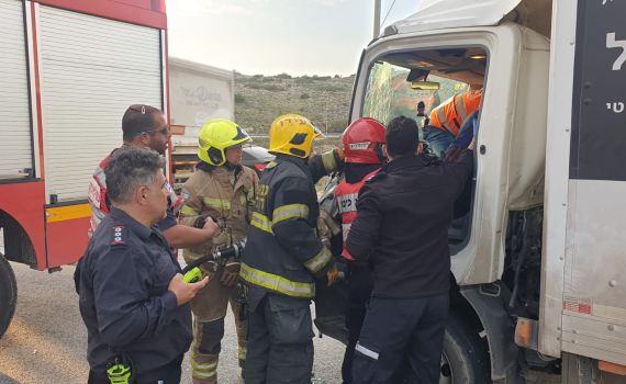 מחלף אורנית: תאונת דרכים בין 2 משאיות