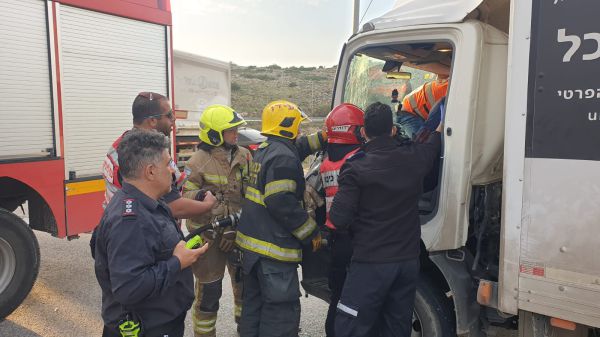 מחלף אורנית: תאונת דרכים בין 2 משאיות