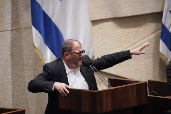 עופר כסיף נגד גנץ: "פושע מלחמה"