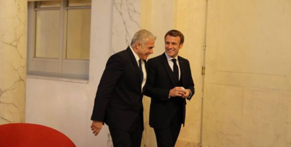 "מקרון הביך את לפיד" במהלך הביקור