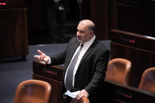 סערת הנטיעות | עבאס: "עץ לא חשוב מבן אדם"