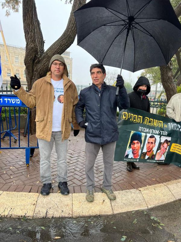 משפחת גולדין מפגינה מול ישיבת הממשלה