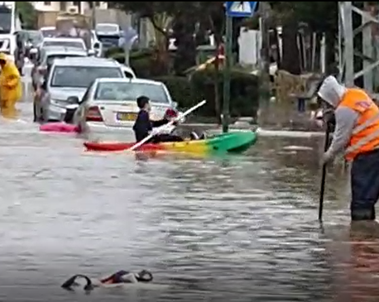 צפו: אדם שט בקייאק בשטפונות של פתח תקווה