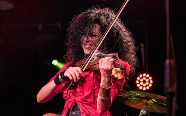 יום השואה הבינ"ל: ביצוע מיוחד לשיר 'על הדרך עץ עומד'