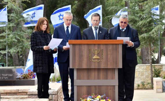 צפו: הבת של אורה הרצוג אומרת עליה קדיש