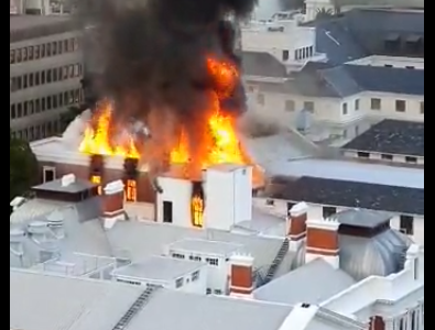 דרום אפריקה: שריפת ענק פרצה בבניין הפרלמנט