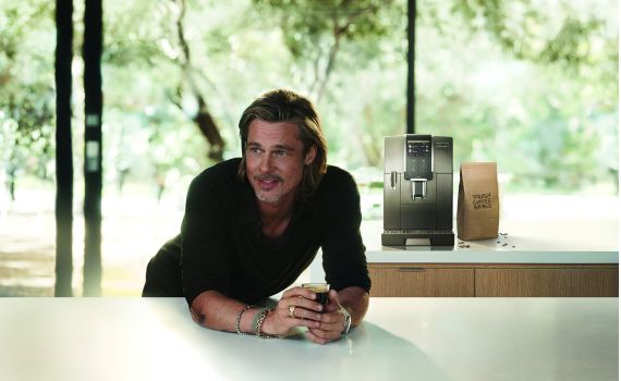 הג'וב הבא של בראד פיט: פרסום מוצרי חשמל | צפו