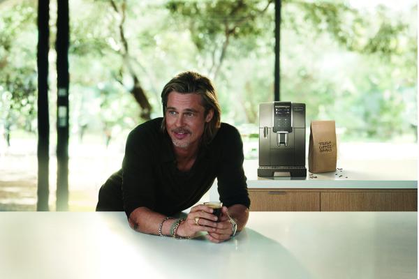 הג'וב הבא של בראד פיט: פרסום מוצרי חשמל | צפו