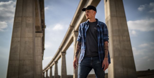 "עוצר בזמן בשביל לא לטבוע" | רביב כנר בשיר חדש