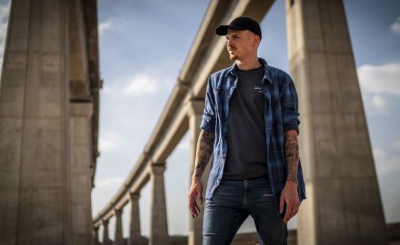 "עוצר בזמן בשביל לא לטבוע" | רביב כנר בשיר חדש