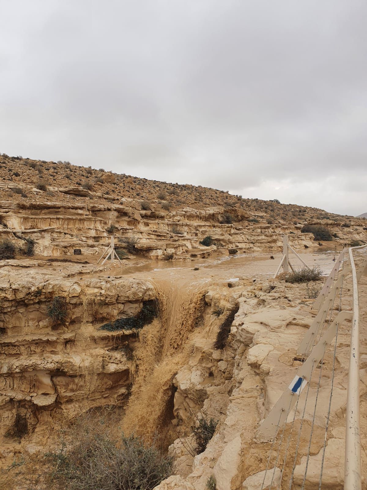 מרהיב: שטפון של נחל צין במפל עין עובדת עליון
