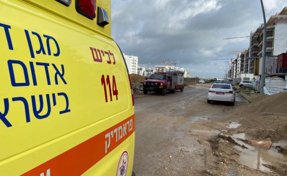 פועל נפצע קשות לאחר שנפל מגובה בקריית אתא