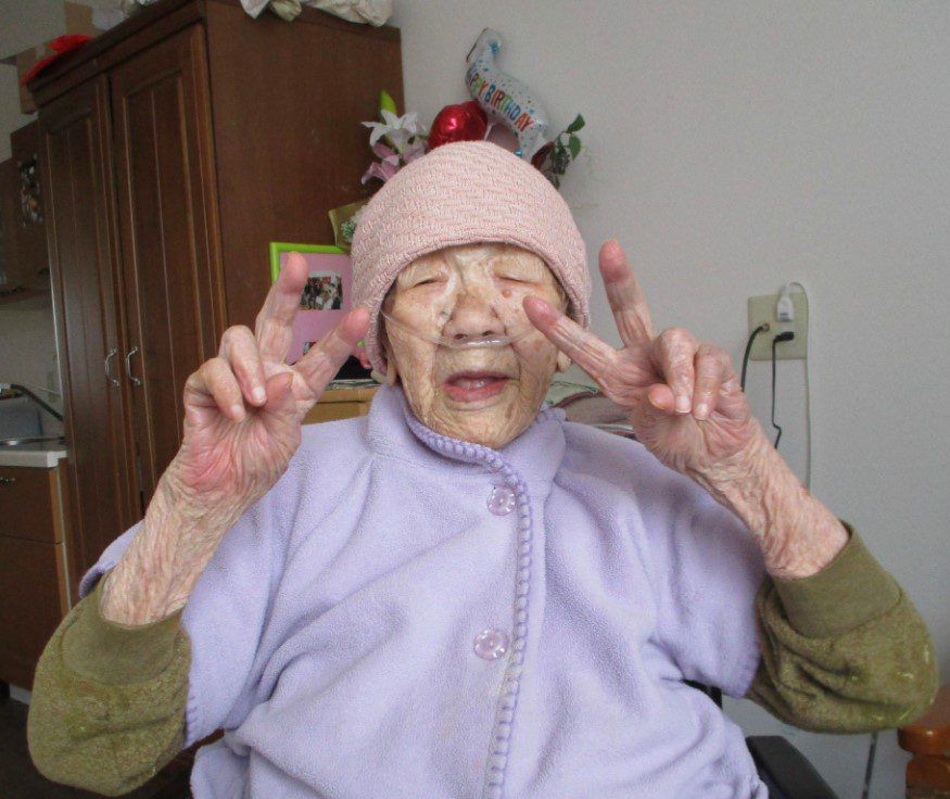 מזל טוב! האישה המבוגרת בעולם חוגגת יום הולדת