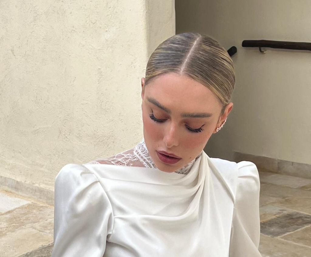 עומר נודלמן מדגמנת שמלות כלה צנועות