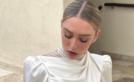 עומר נודלמן מדגמנת שמלות כלה צנועות