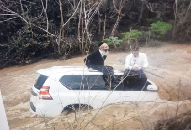 צפו: חילוץ של מטיילים שרכבם נסחף בנחל
