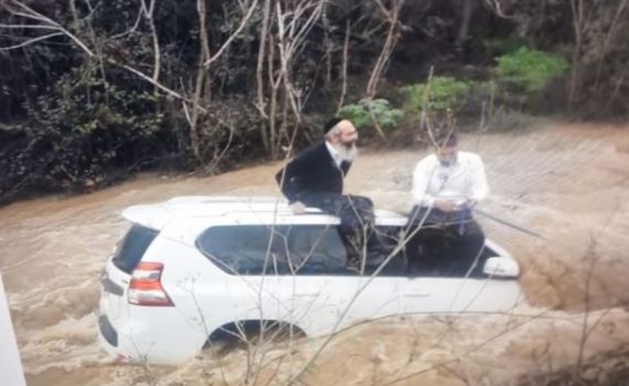 צפו: חילוץ של מטיילים שרכבם נסחף בנחל