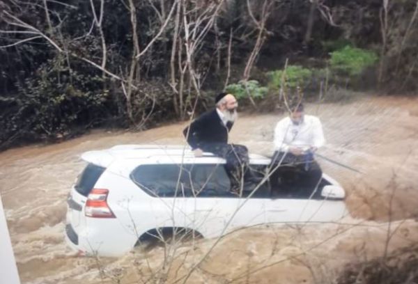 צפו: חילוץ של מטיילים שרכבם נסחף בנחל