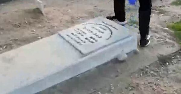 צפו: הקבר נפתח; וזה מה שהיה בו