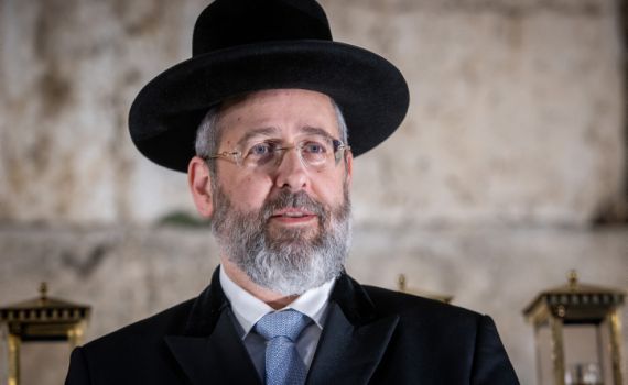 "התנהגות בלתי הולמת" | דרישה לפטר את הרב לאו