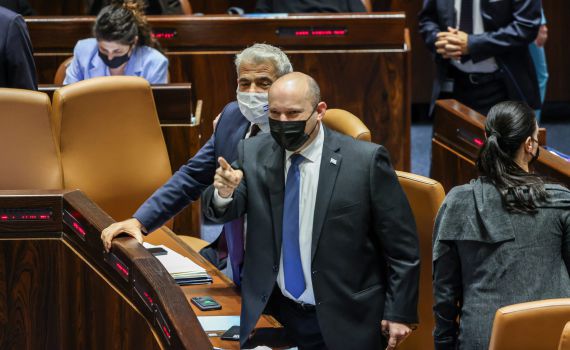בנט תוקף: "חבורת ביריונים, אני לא מפחד מכם"