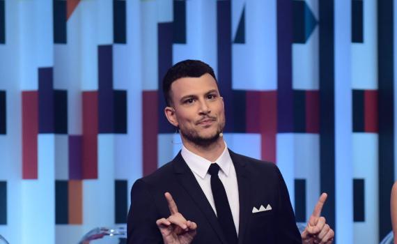 השחקן יהודה נהרי טוען כי אסי עזר הטריד אותו מינית