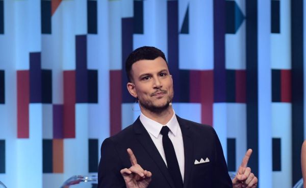 השחקן יהודה נהרי טוען כי אסי עזר הטריד אותו מינית