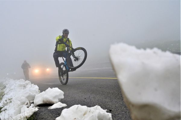 אזהרה חמורה משיטפונות ושלג שמכסה את המסלולים